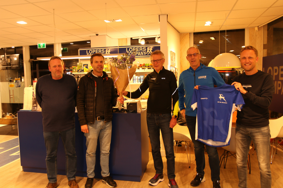 Uitreiking nieuwe wedstrijdshirt bij Loperscompany Zwolle